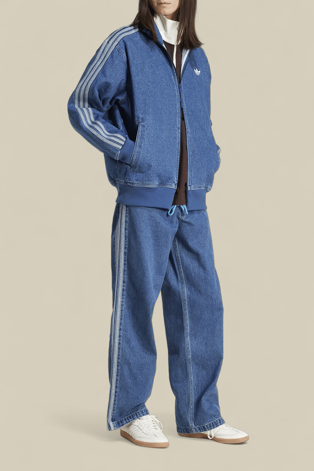 תמונת כל הלוק של מכנסי ג'ינס בגזרה ישרה